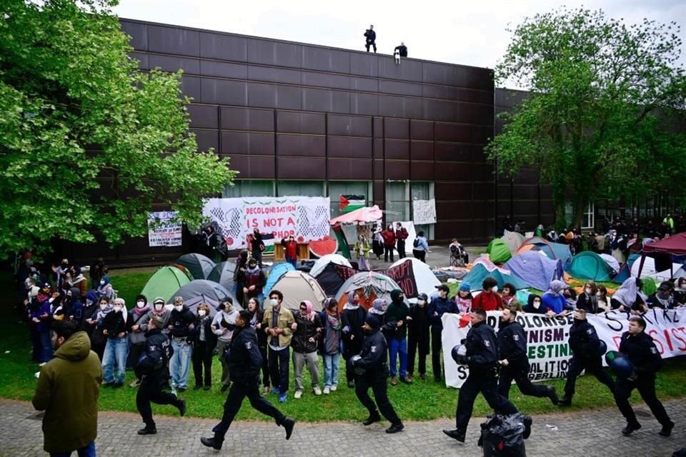 Los activistas montaron un campamento de protesta con tiendas de campaña en un patio de la universidad.