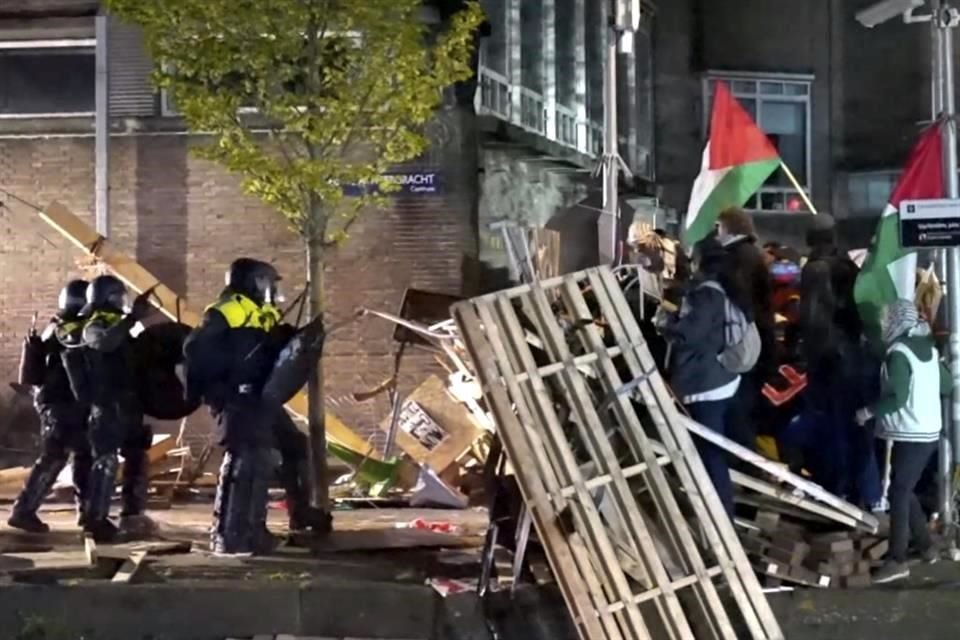 Decenas de manifestantes ocuparon una pequeña isla de la universidad el lunes para pedir a las universidades de Ámsterdam que corten sus lazos académicos con Israel debido a su guerra en Gaza.