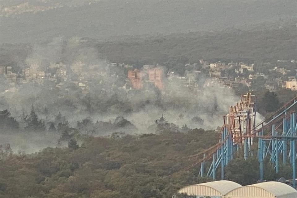 La columna de humo se puede observar desde diferentes puntos de la Ciudad.