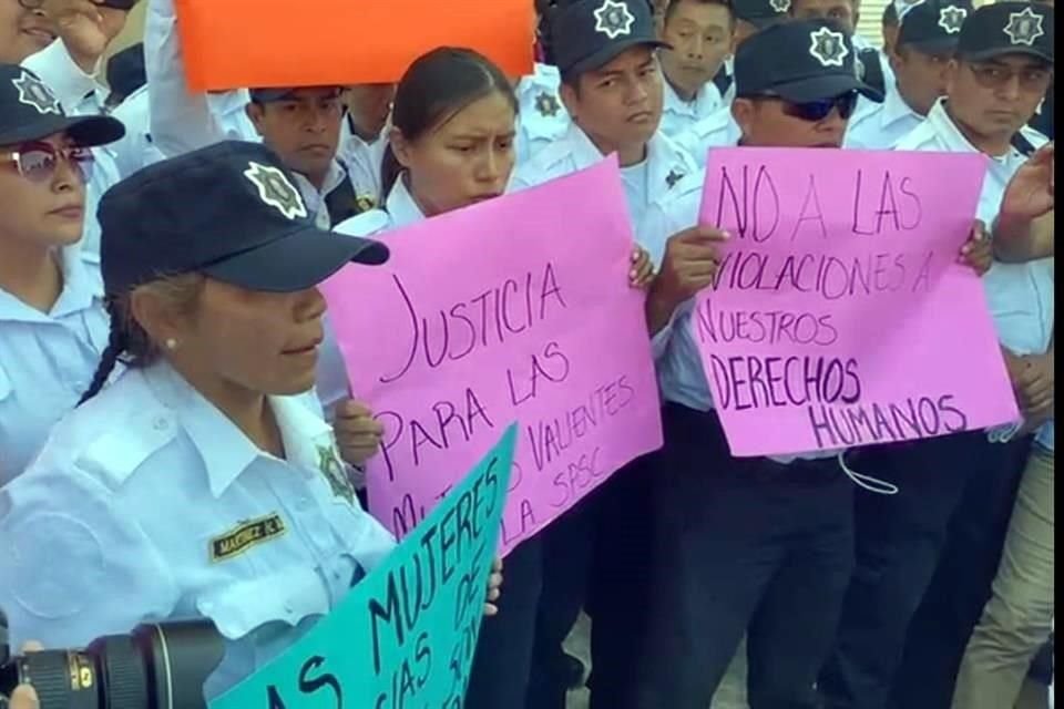 Los policías inconformes afuera del Centro de Convenciones de Campeche.