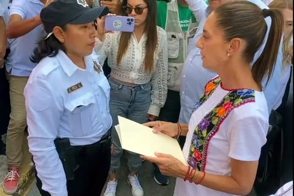 Sheinbaum recibió un pliego petitorio de los manifestantes.