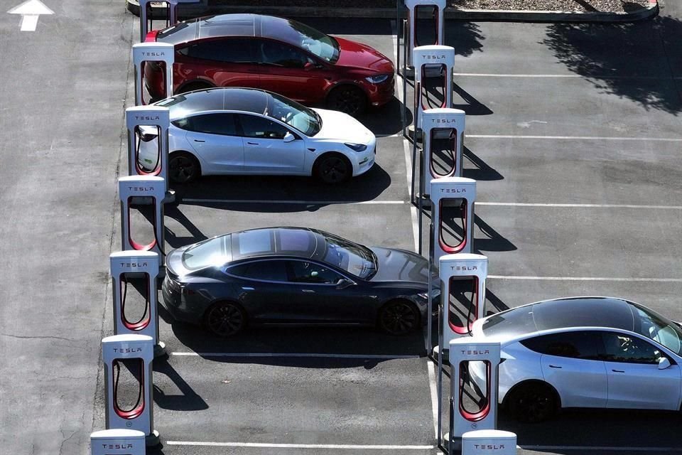 Tesla decidió retirar del mercado más de 2 millones de automóviles en Estados Unidos en diciembre de 2023, luego de un análisis de ingeniería realizado por la NHTSA que encontró que la función de asistencia al conductor Autopilot tenía un monitoreo inadecuado del conductor y que era mal usado.