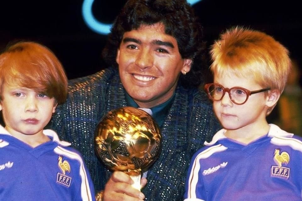 El Balón de Oro de Diego Armando Maradona obtenido en el Mundial de 1986, que alguna vez fue robado, ahora será subastado en París.