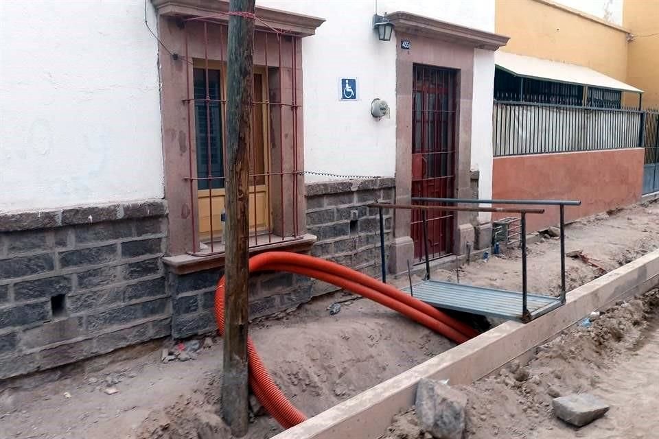 El proyecto urbano, denominado 'Rehabilitación del pavimento de varias calles del Barrio de San Miguelito' ha mantenido diversas vialidades sin banqueta y con drenaje a cielo abierto.