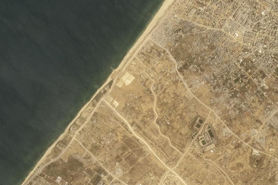 Foto satelital durante la construcción de un puerto cerca de la Ciudad de Gaza, el 24 de abril del 2024.