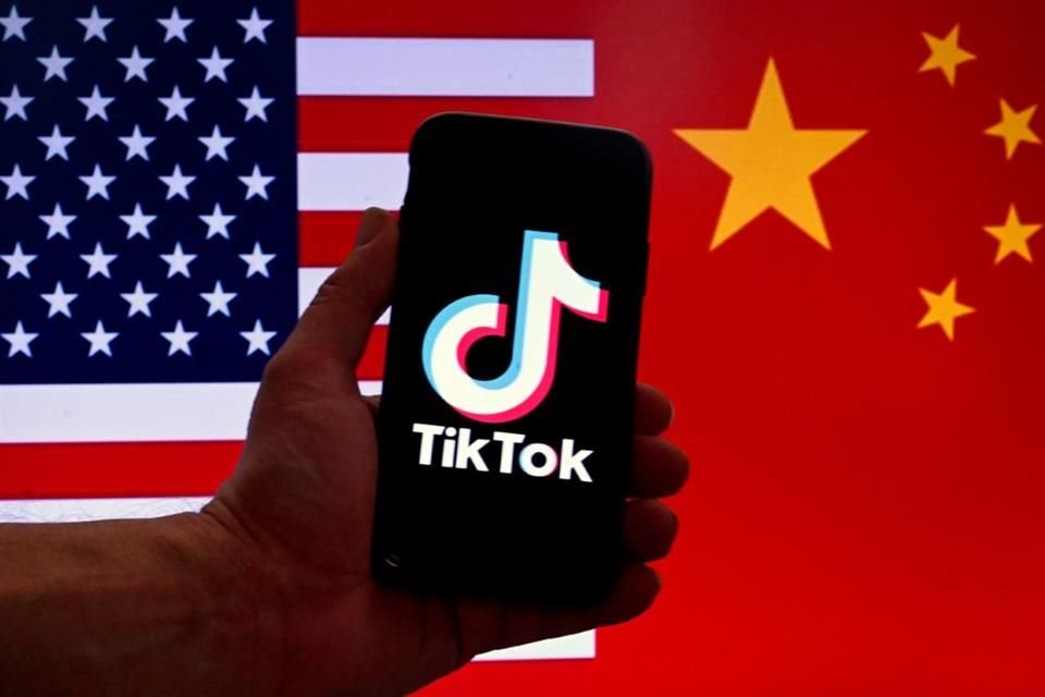 Bloomberg News informó que funcionarios chinos estaban en conversaciones preliminares sobre una posible opción de vender las operaciones de TikTok en Estados Unidos a Musk, aunque la compañía lo negó. 