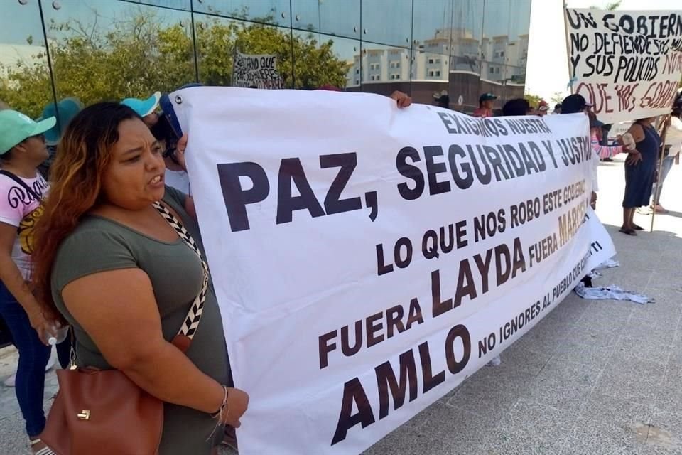 Familiares de policías estatales en manifestación.