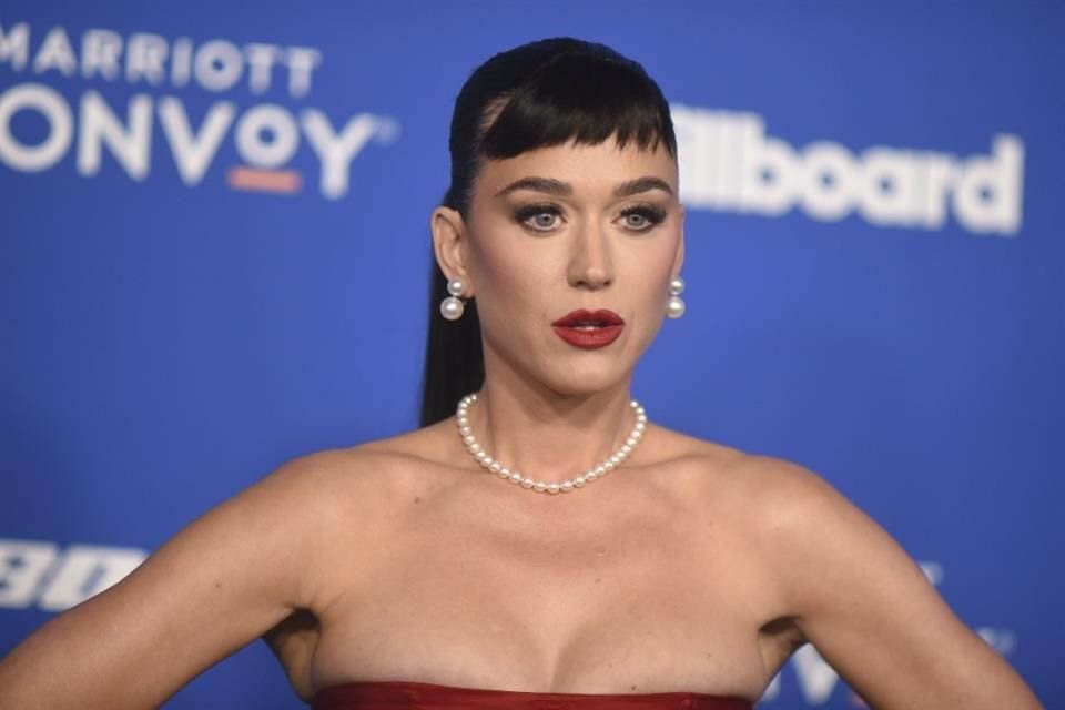 La cantante Katy Perry aseguró que no asistió a la MET Gala de este lunes, luego de la confusión sobre las imágenes falsas creadas con IA.