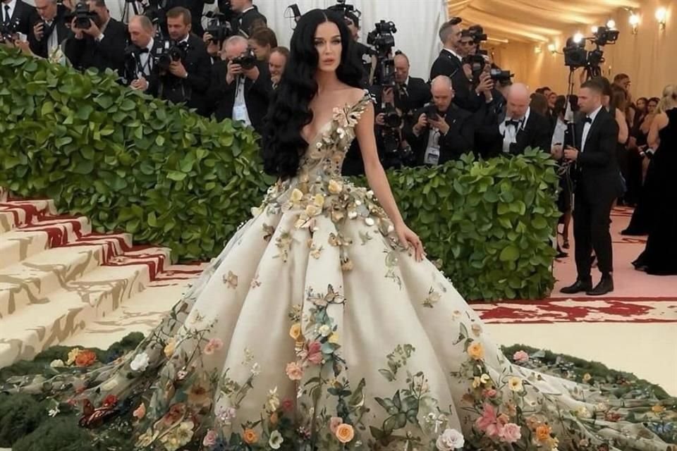 La cantante Katy Perry aseguró que no asistió a la MET Gala de este lunes, luego de la confusión sobre las imágenes falsas creadas con IA.