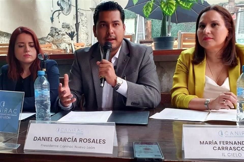 Kathia Guajardo y Daniel García, vicepresidenta y presidente de la Canirac de NL, y María Vidaurri, del restaurante Il Cielo Italia