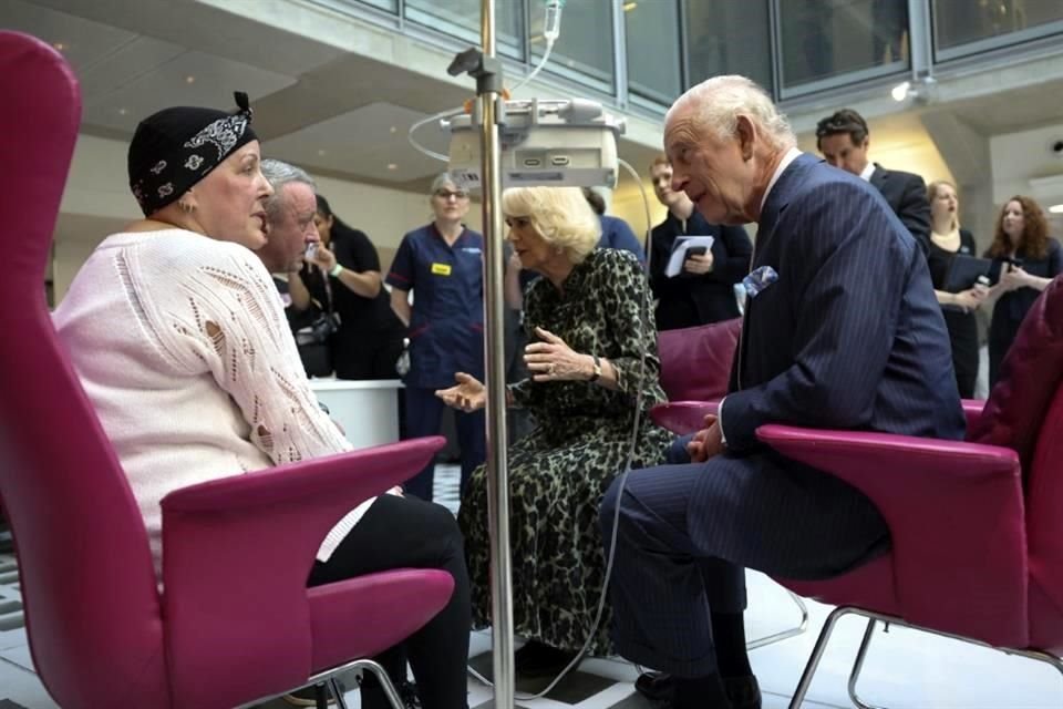 El rey Carlos III de Gran Bretaña y la reina Camila se reúnen con Lesley Woodbridge, paciente que recibe la segunda ronda de quimioterapia.