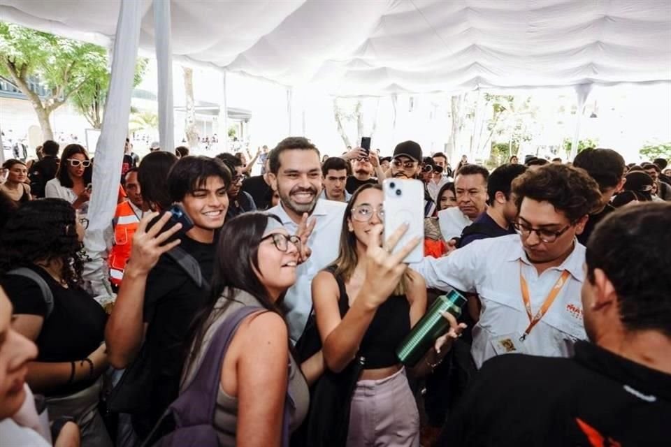 Jorge Álvarez Máynez durante unencuentro con integrantes de la Universidad Panamericana, en Guadalajara.