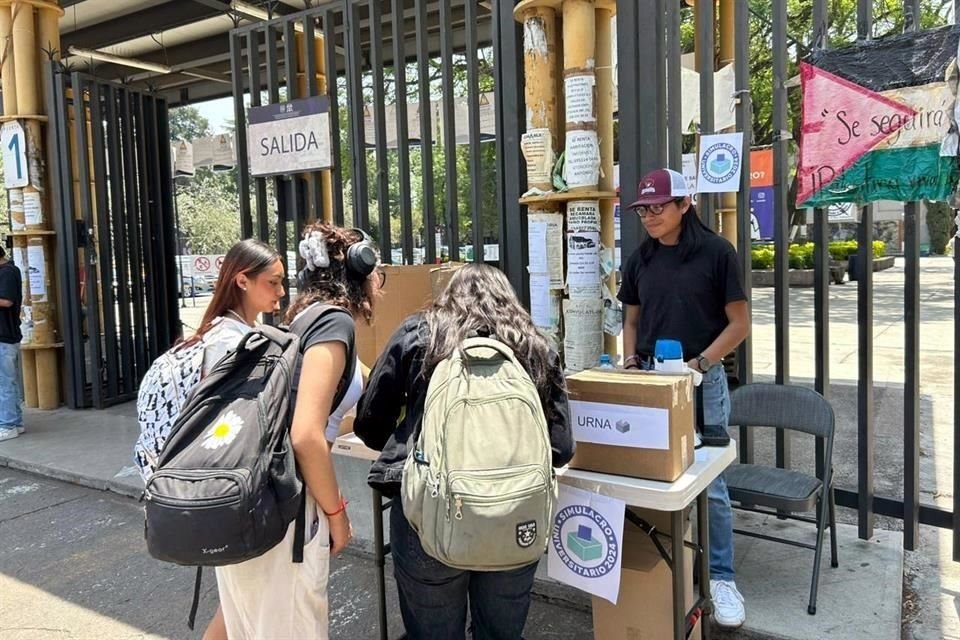 Para fomentar la participación de las comunidades universitarias en el proceso electoral del próximo 2 de junio, estudiantes y profesores convocaron a un Simulacro Electoral Universitario.