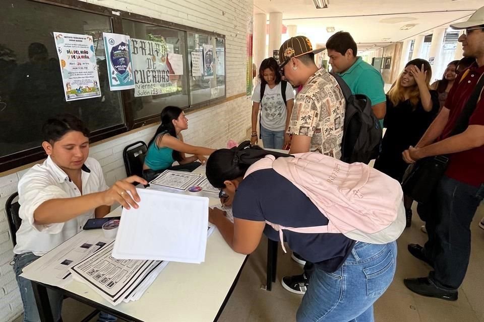 La apertura de las mesas de recepción de votaciones se dio este martes en cerca de 420 planteles a nivel nacional entre las 9:00 y las 10:00 horas.