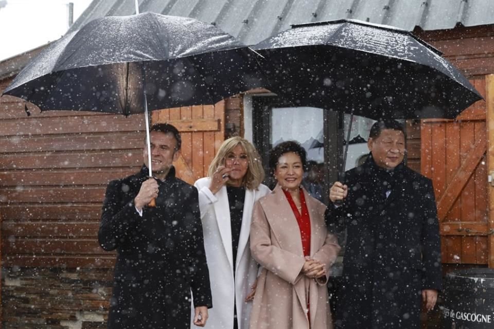 El Presidente Emmanuel Macron y su esposa, Brigitte Macron, acompañados del Mandatario chino Xi Jinping y su esposa Peng Liyuan, en los Pirineos franceses.