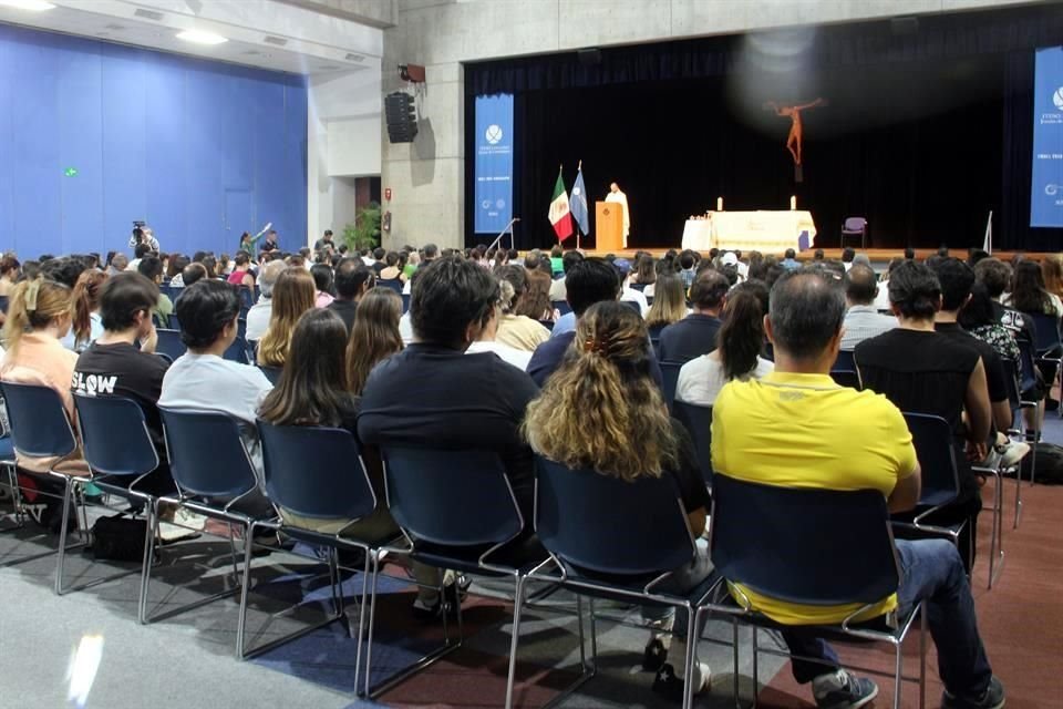 Para mostrar su cariño y preocupación por Fernanda Cano, estudiante desaparecida, amigos y familiares se reunieron en una misa en el ITESO.