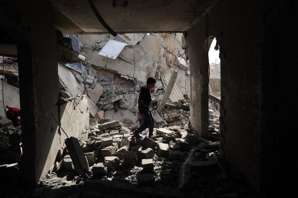Un niño palestino camina a través de escombros en Rafah, en la Franja de Gaza, el 7 de mayo del 2024.