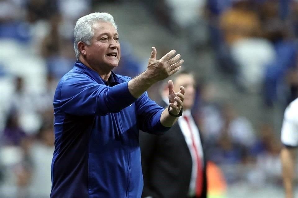 Víctor Manuel Vucetich durante un partido en el Clausura 2023 en su última etapa con Rayados.