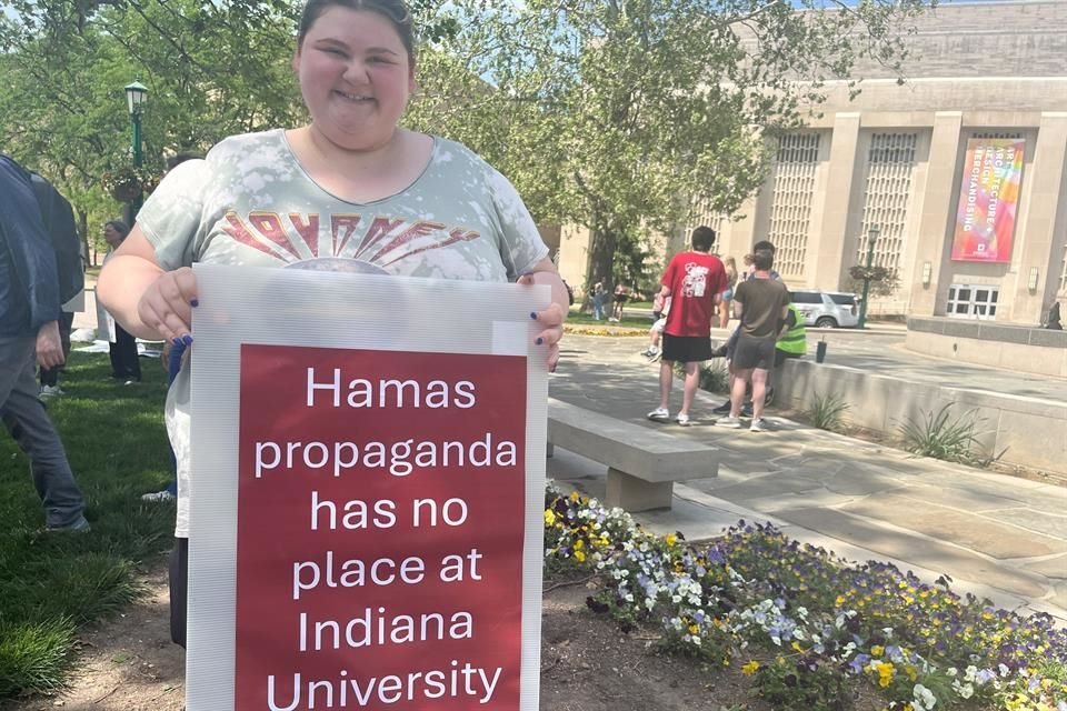Sophie Shafran, estudiante de la Universidad de Indiana, durante una protesta en contra de Hamas.