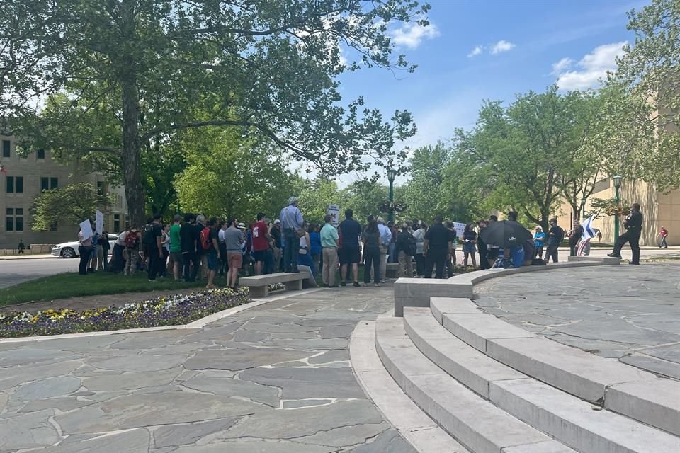 Estudiantes de la comunidad judía realizan una protesta en la Universidad de Indiana.