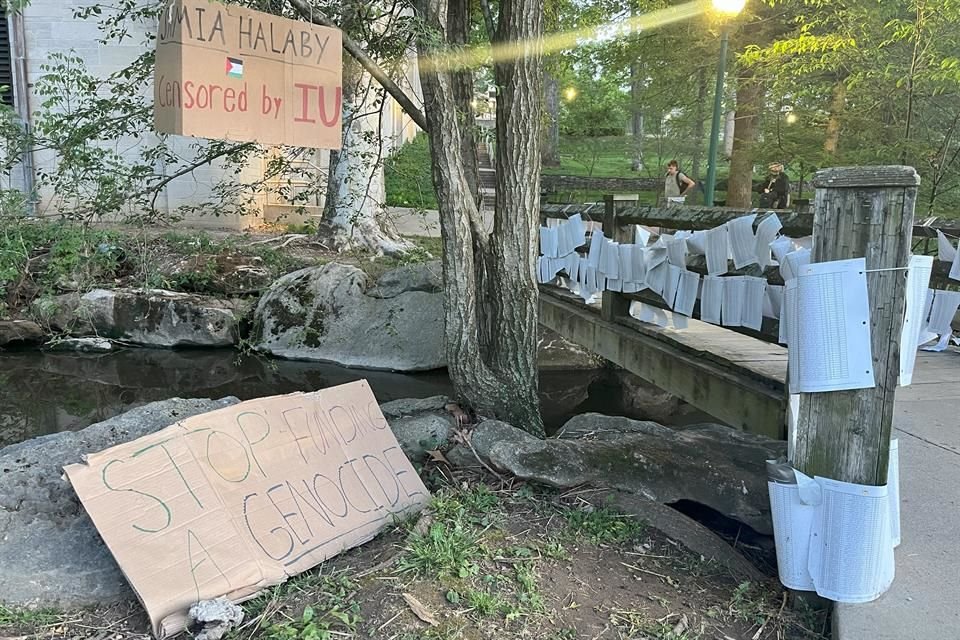 Carteles de protesta contra la guerra en Gaza vistos en la Universidad de Indiana.