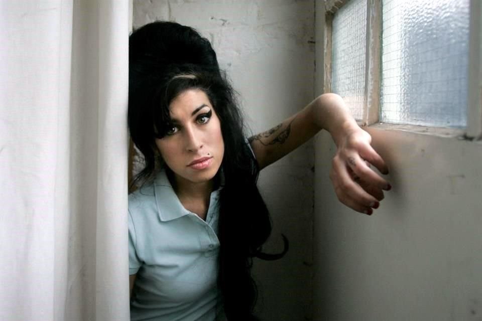 Padres de Amy Winehouse recibieron un premio especial luego de que las rolas de la británica rebasaran los mil millones de reproducciones en Reino Unido.