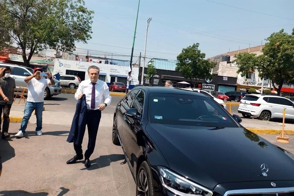 Vestido con camisa blanca y treje azul, Lozoya arribó al Centro de Justicia Penal Federal del Reclusorio Norte.