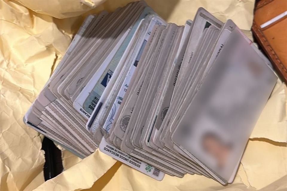 Aseguraron 70 credenciales oficiales de identificación aparentemente apócrifas, una mochila gris con dos aparatos electrónicos, una impresora y material sintético.
