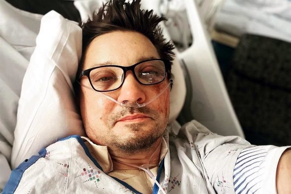 El actor Jeremy Renner 'murió clínicamente' por unos segundos tras el accidente que tuvo con un quitanieves a inicios del año pasado.