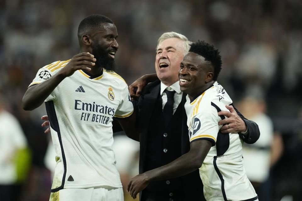 Carlo Ancelotti celebra con sus jugadores.