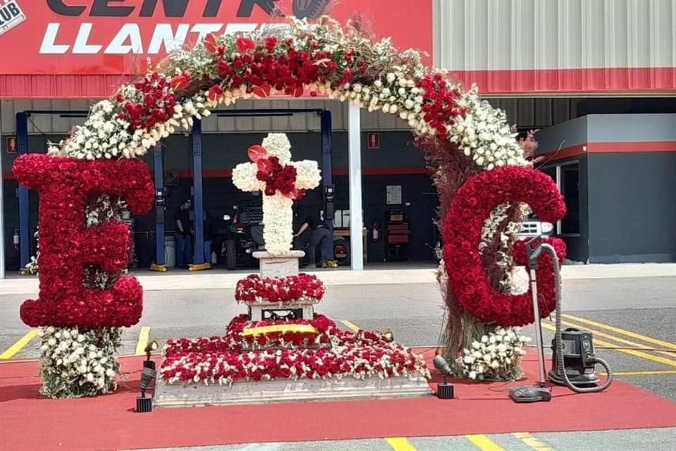 Cenotafio de Édgar, hijo del 'Chapo', fue decorado en aniversario luctuoso con arreglos que tenían leyenda: 'De tu papá Joaquín Guzmán'.