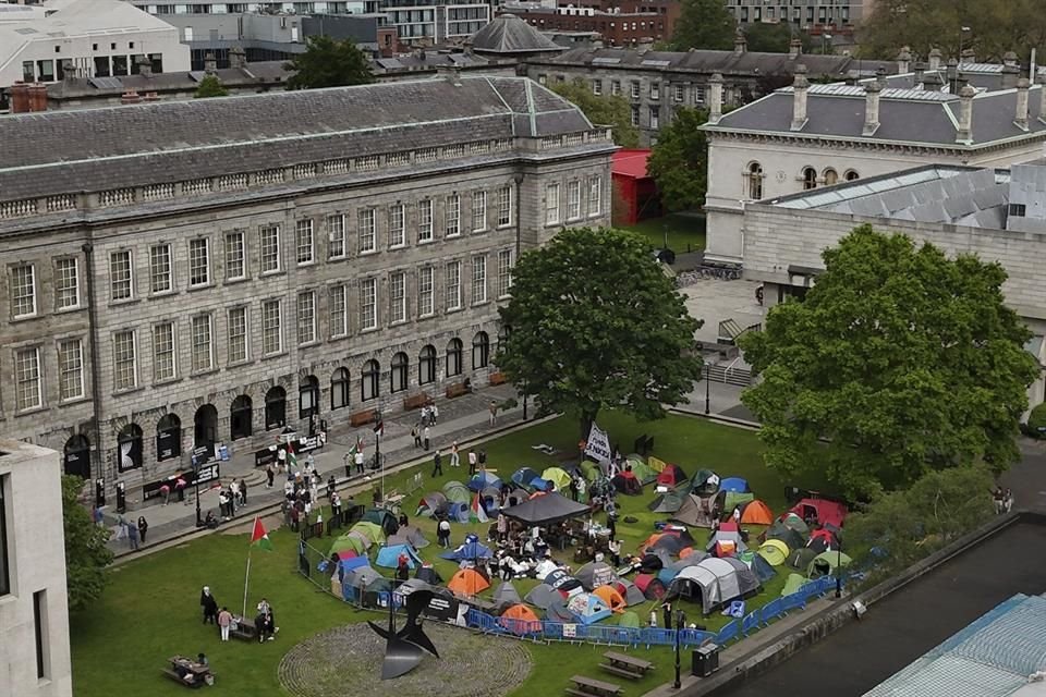 Estudiantes durante una protesta en la Universidad de Trinity en Dublin, el 8 de mayo del 2024.