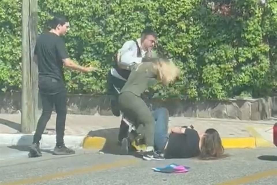 Policía dice que las mujeres lo tumbaron de la moto; él las atacó.