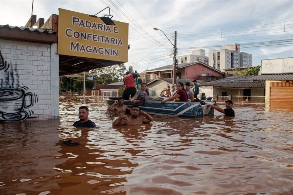 Imagen del 7 de mayo de 2024 de un equipo de rescate evacuando a personas afectadas por las inundaciones, en Santo Afonso, Novo Hamburgo, en el estado de Rio Grande do Sul, Brasil.