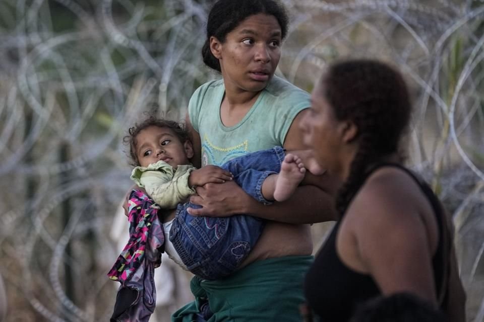 Una mujer carga a su hijo tras cruzar el Rio Grande y entrar a Estados Unidos desde México, el 23 de septiembre del 2023.