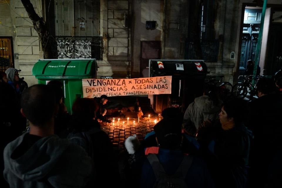 Un centenar de personas sostuvo una vigilia en Buenos Aires tras un ataque con bomba molotov que mató a dos mujeres lesbianas.