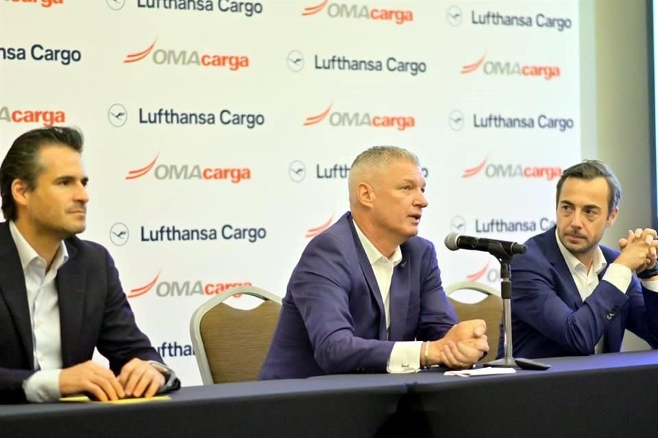 Ricardo Dueñas, director de OMA; Frank Nozinsky, director general de Lufthansa Cargo Servicios Logísticos en México, y Álvaro Leite, director comercial de OMA.