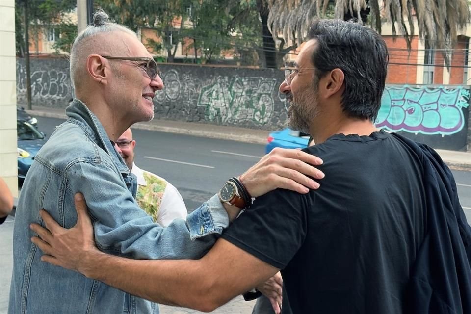 Sabo Romo y José María Yazpik se saludaron en la entrada de la funeraria.