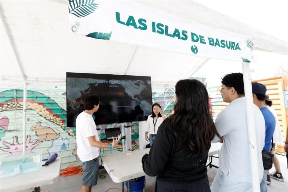 Estudiantes de la escuela de Ciencias de la Tierra compartieron información con otros alumnos.