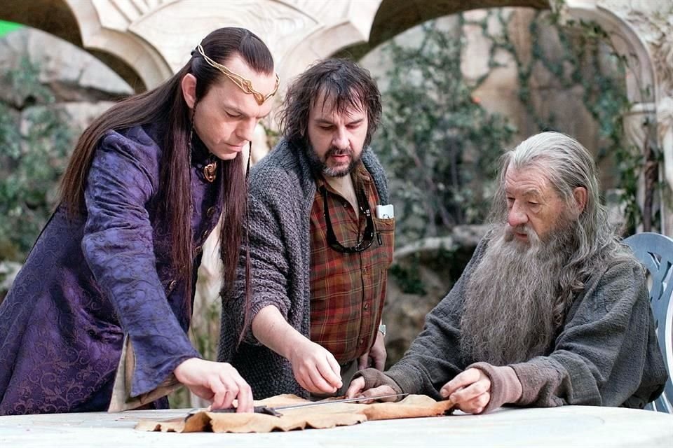 La película reunirá a Jackson (al centro), responsable de las trilogía de 'El Señor de los Anillos' y 'El Hobbit', con Serkis, quien dio vida a Gollum a lo largo de la saga.
