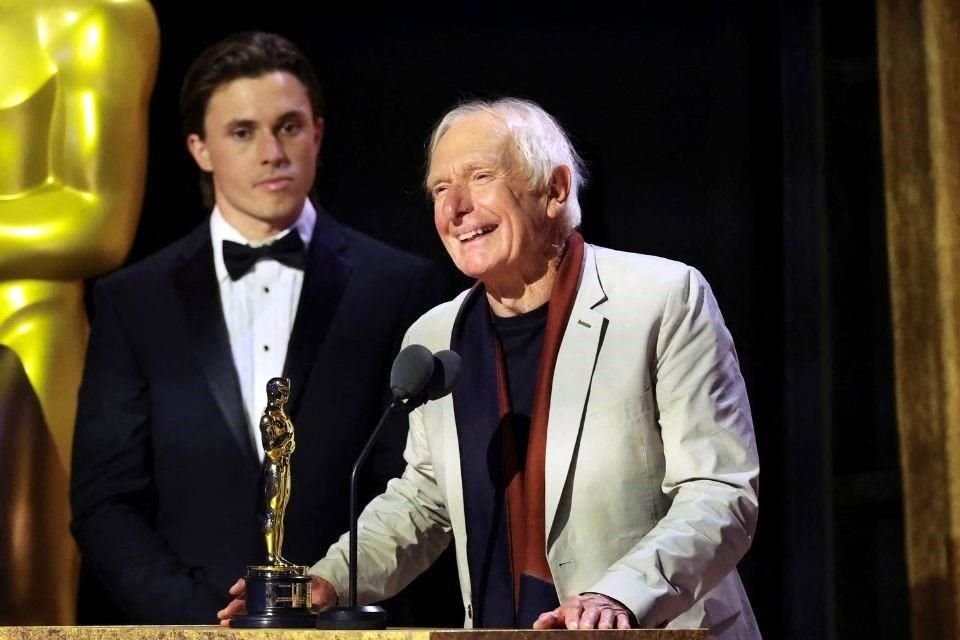 En 2022, Weir se convirtió en el primer australiano en recibir un Óscar honorífico.