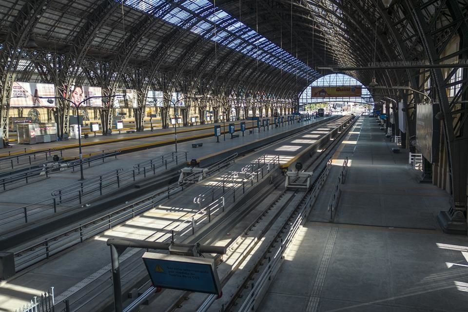 Plataformas vacías en la estación de tren de Retiro en Buenos Aires, Argentina.