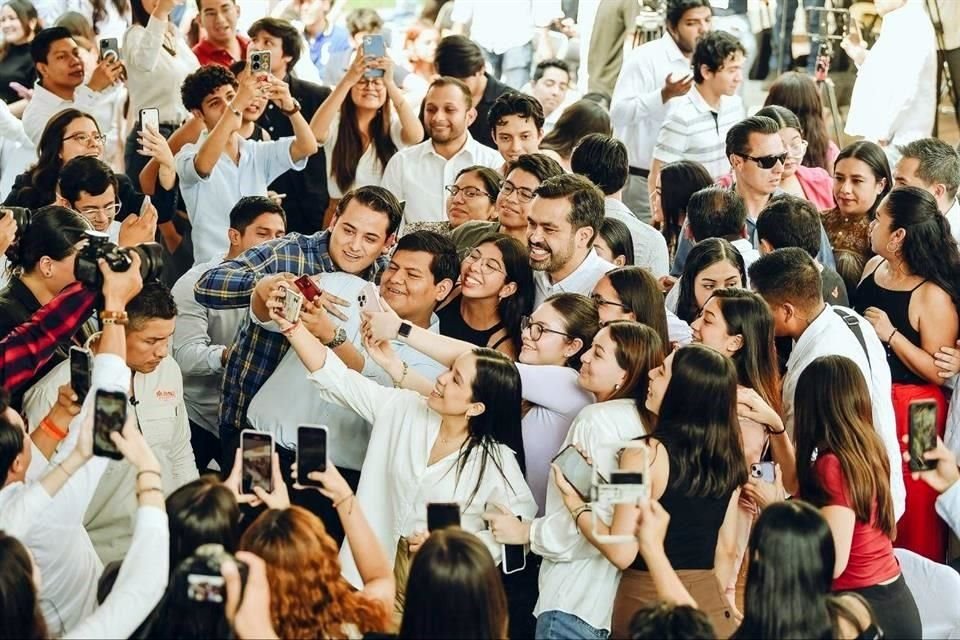 El candidato de MC se reunió con estudiantes de la Escuela Libre de Derecho de Chiapas.