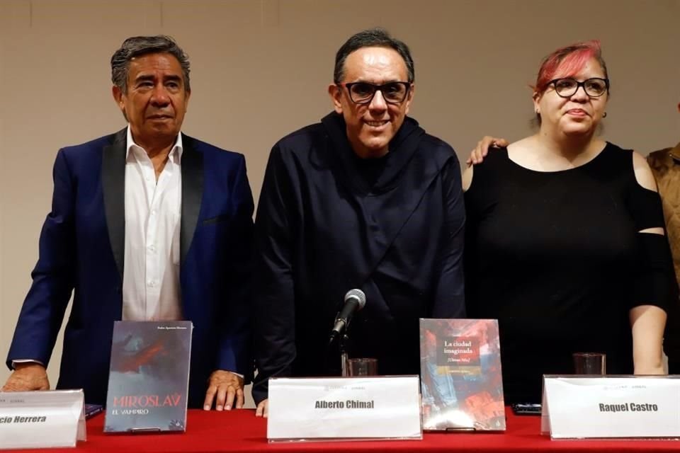 Pedro Aparicio Herrera, Alberto Chimal y Raquel Castro durante la presentación de sus libros en Bellas Artes.