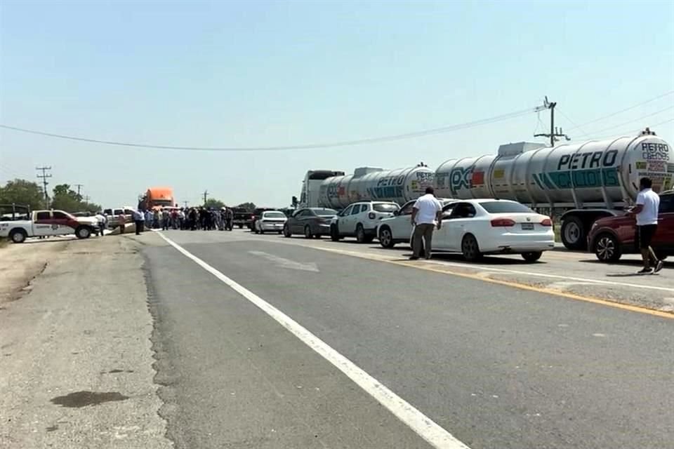 Productores y bodegueros cerraron por segunda semana consecutiva la carretera Victoria-Matamoros, para exigir precios de garantía a la tonelada de sorgo.