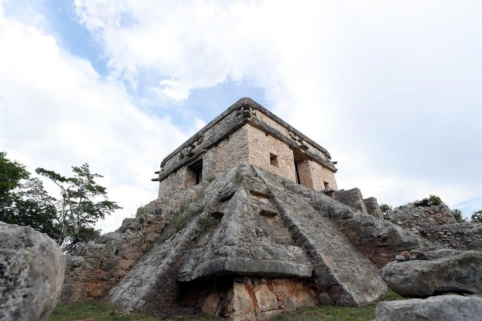 Dzibilchaltún se ubica en el Parque Nacional del mismo nombre. Es una de las zonas arqueológicas más visitadas de Yucatán.