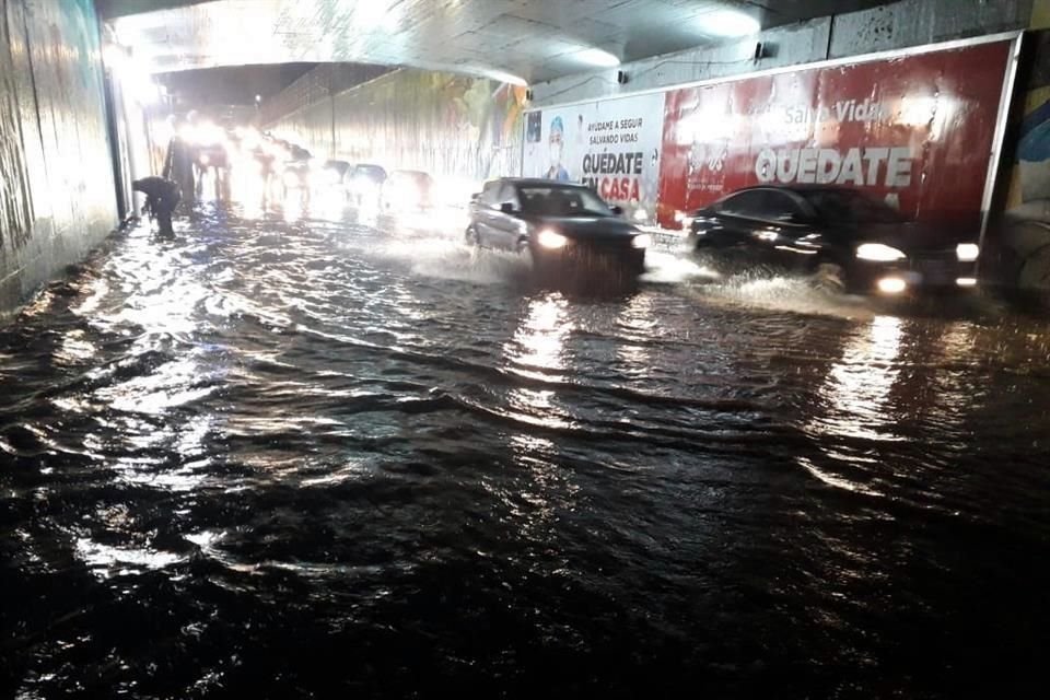 Las lluvias han dejado inundaciones como la del bajopuente de San Antonio Abad (foto) y otra en Calzada Ignacio Zaragoza y República Federal, y se prevé que siga lloviendo el resto de la noche.
