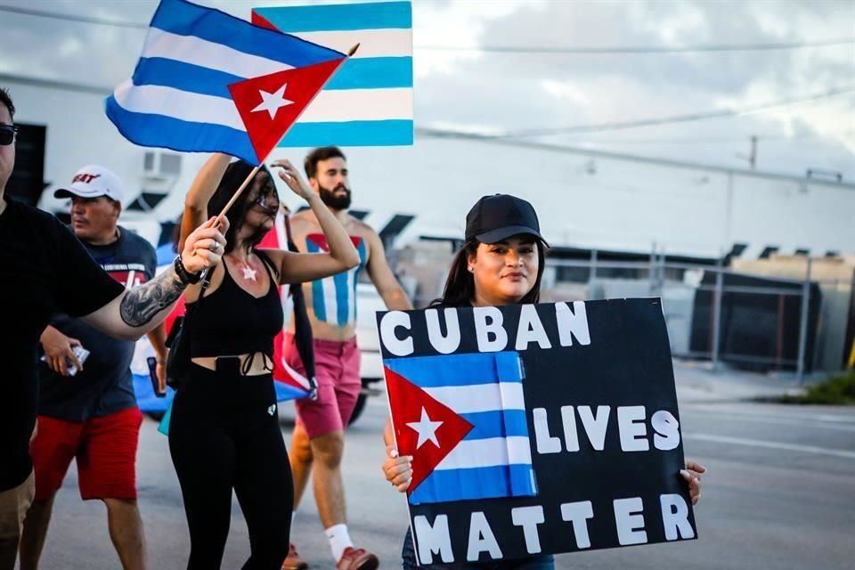 Manifestantes en Florida protestan contra el Gobierno de la isla.