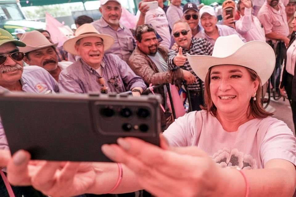 La llamada 'Marea Rosa' intensificó la convocatoria a la concentración del 19 de mayo en el Zócalo, en la que participará Xóchitl Gálvez.