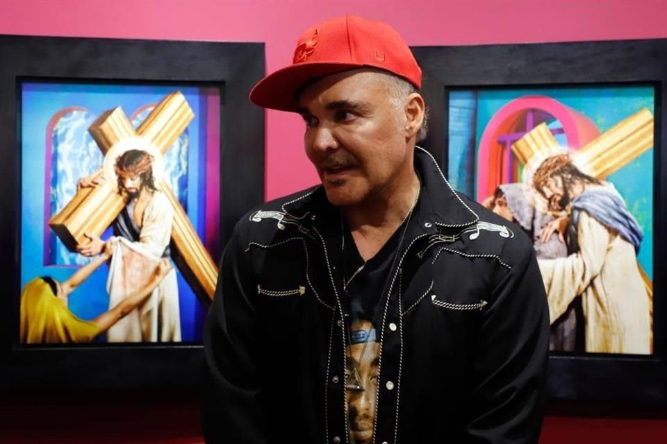 David Lachapelle posa para las cámaras frente a su serie 'Viacrucis (2023)', que forma parte de la retrospectiva en el Palacio de Minería.